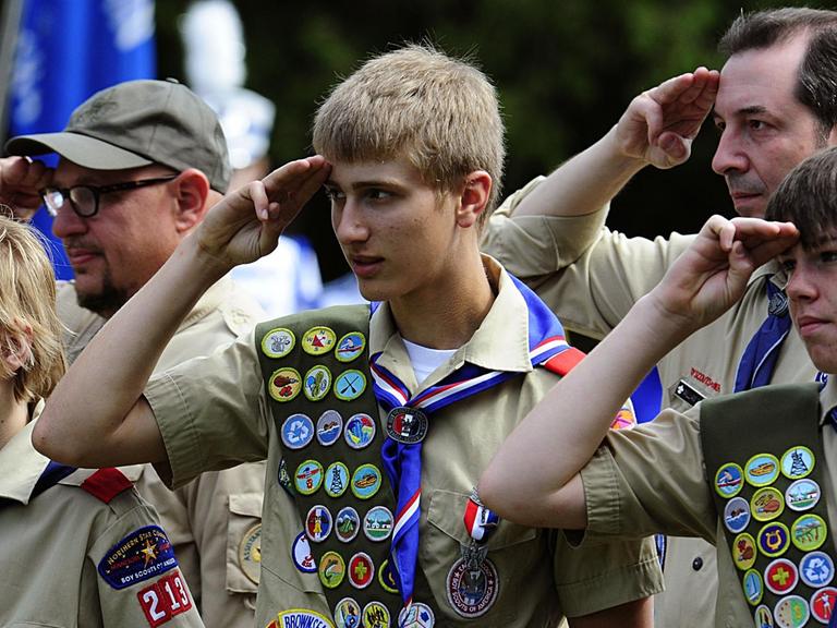 Mehrere US-Pfadfinder, die "Boy Scouts", salutieren während einer Zeremonie zum Unabhängigkeitstag.