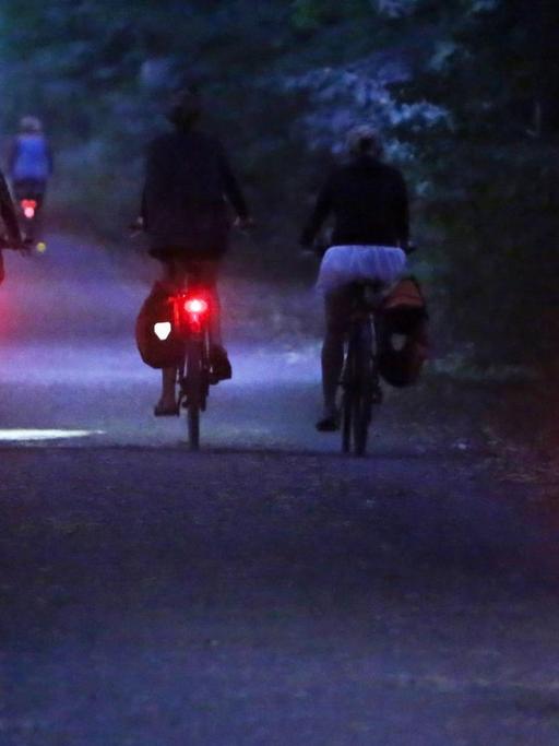 Radfahrer im Dunkeln