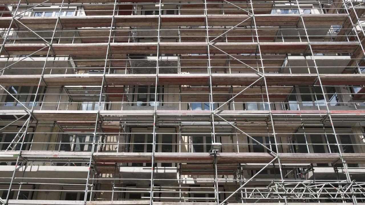 Baugerüst vor einem neu erbauten Wohnhaus in Pankow, Berlin 2020.