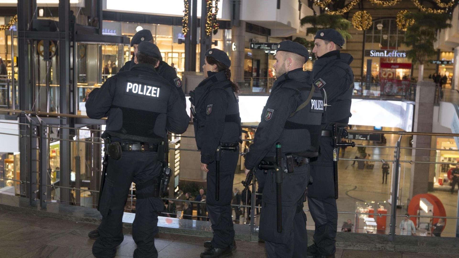 Einheiten der Polizei in Oberhausen (Nordrhein-Westfalen) während eines Einsatzes im Einkaufszentrum Centro.