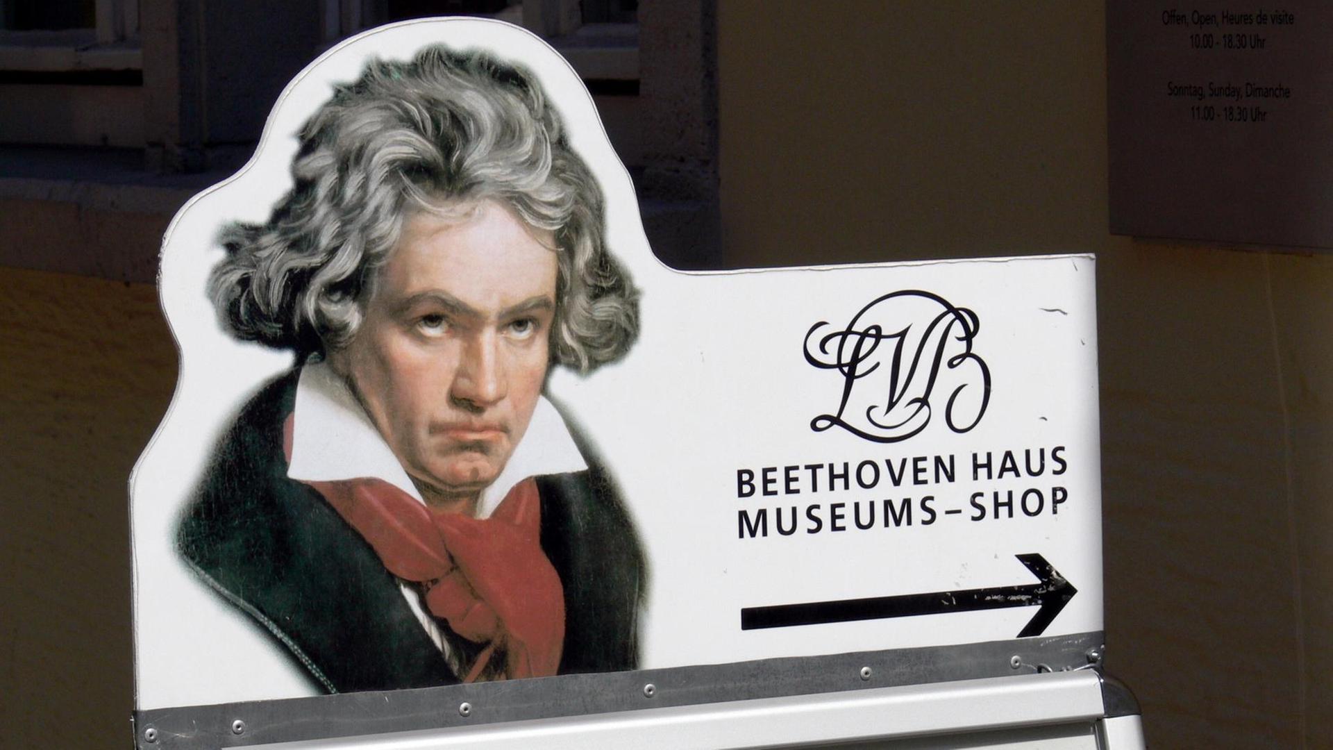 Werbung für den Museums-Shop vor dem Geburtshaus Ludwig van Beethoven in Bonn.