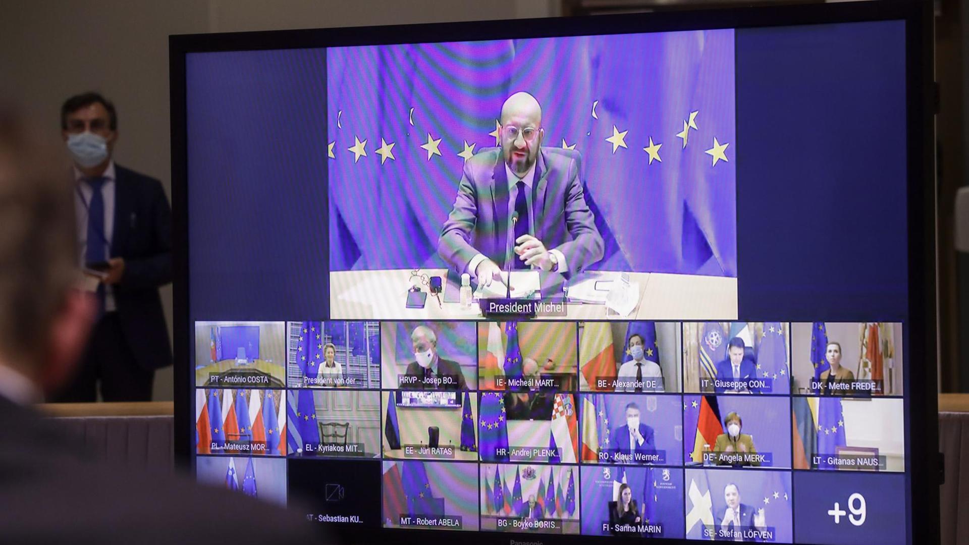 Belgien, Brüssel: Ein Bildschirm am Sitz des Europäischen Rates zeigt Charles Michel (oben), Präsident des Europäischen Rates, und die weiteren Teilnehmer des EU-Videogipfels.