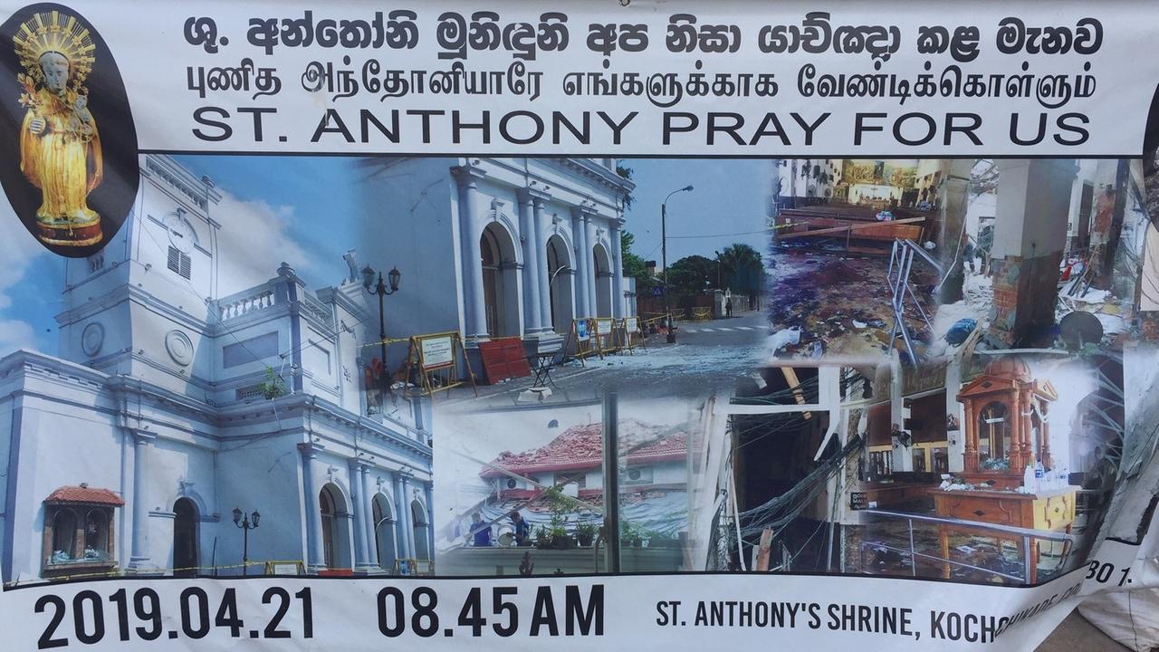 Zerstörung versus Wiederaufbau - ein Plakat erinnert an der Kirche St. Anthony in Colombo an den Anschlag am Ostersonntag hier.