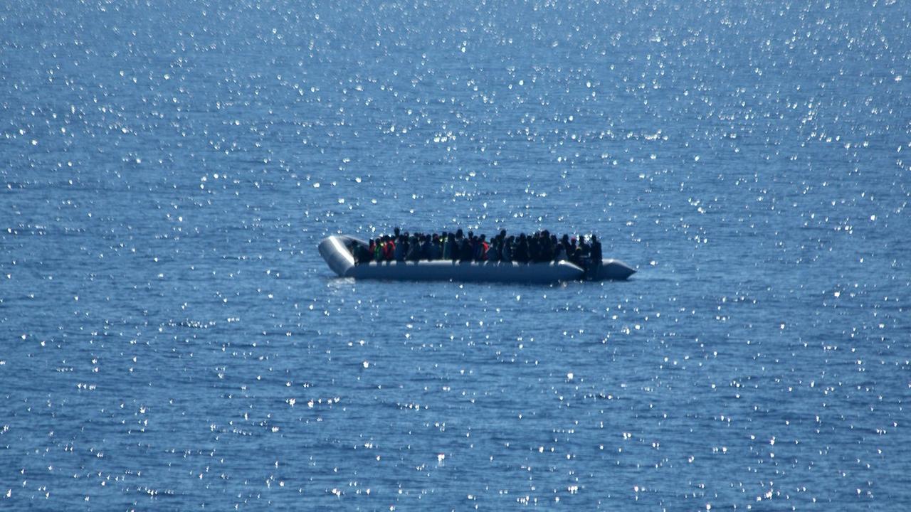 Ein Schlauchboot mit Schiffbrüchigen treibt im Mittelmeer.