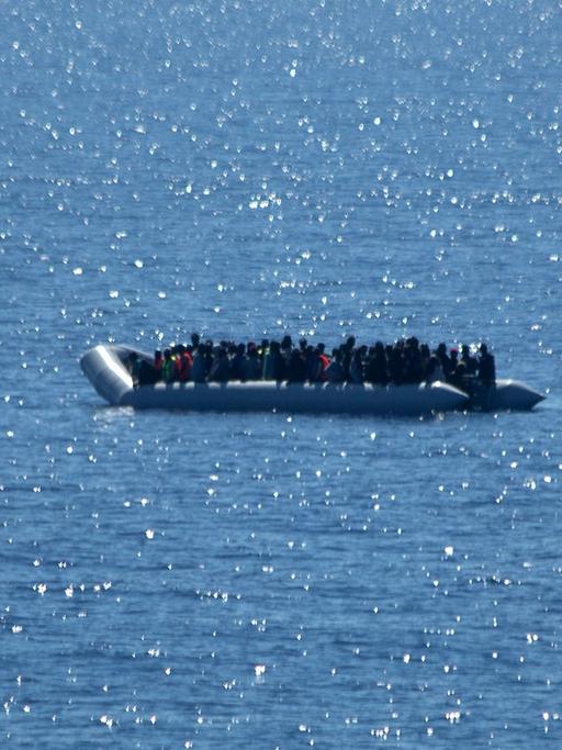 Ein Schlauchboot mit Schiffbrüchigen treibt im Mittelmeer.