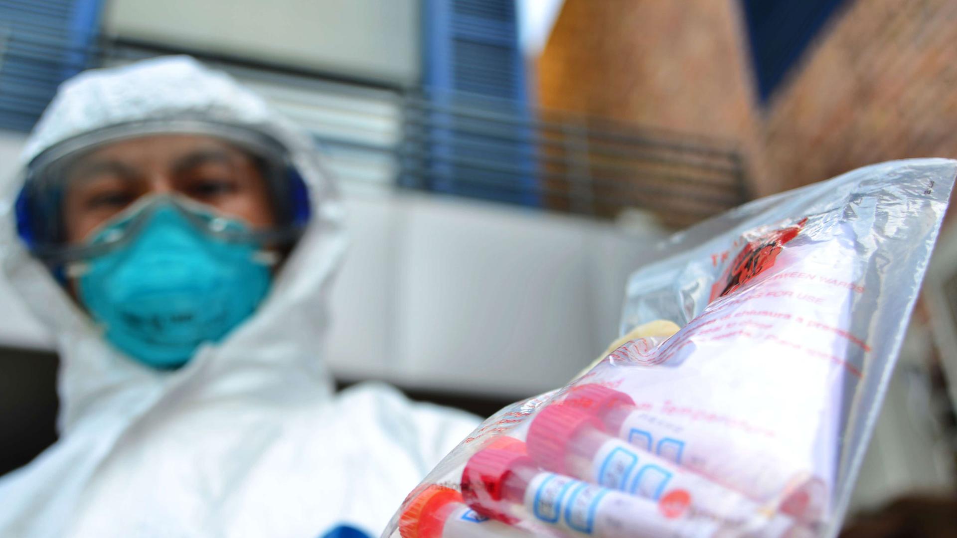 Ein Mitglied der Hongkou District Center for Disease Control & Prevention hat einen Beutel mit Proben des Vogelgrippevirus H7N9 in der Hand
