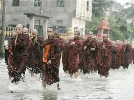 Buddhistische Mönche protestieren in der Stadt Yangon in Myanmar.