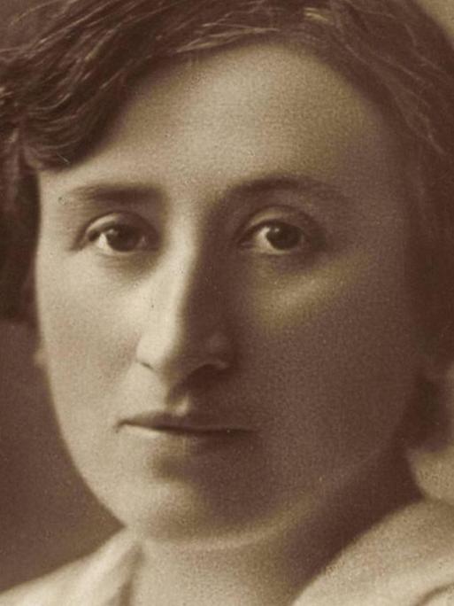 Portrait von Rosa Luxemburg in Sepia