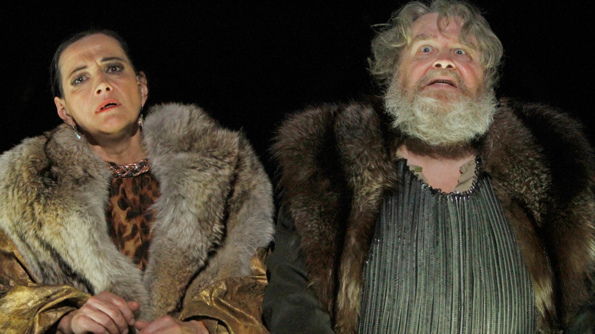 Deutsches Theater Berlin: "Der Löwe im Winter" von James Goldman. Almut Zilcher als Eleanor und Michael Schweighöfer als Heinrich II. Deutsches Theater Berlin: "Der Löwe im Winter" von James Goldman. Almut Zilcher als Eleanor und Michael Schweighöfer als Heinrich II.