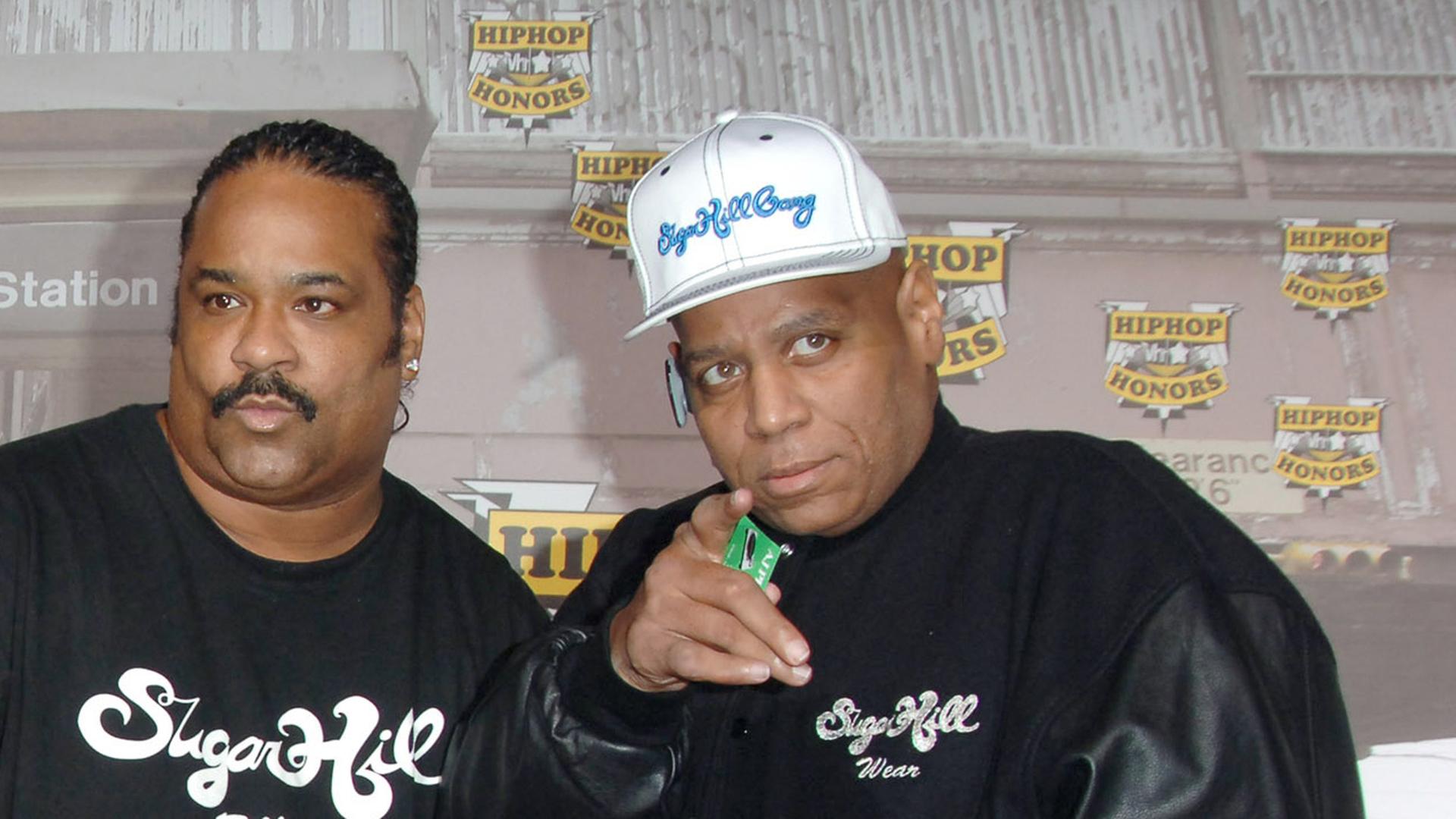 Big Bank Hank (r.) mit einem Bandkollegen der Hip-Hop-Gurppe Sugarhill Gang bei den VH! Hip Hop Honors 2006.