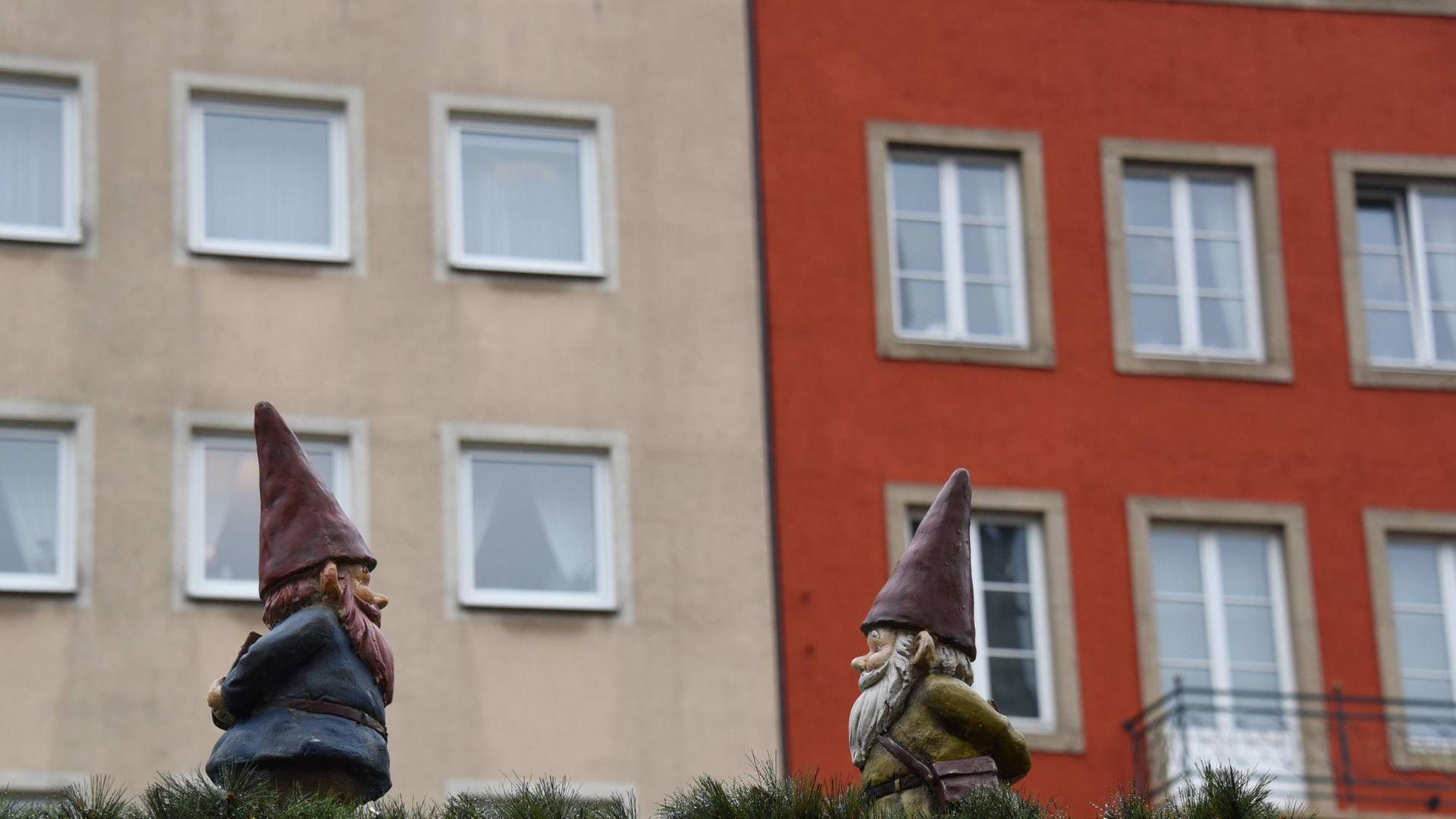 Zwei Zwerge vor zwei Häusern auf einem Stand auf dem Kölner Weihnachtsmarkt 2015.