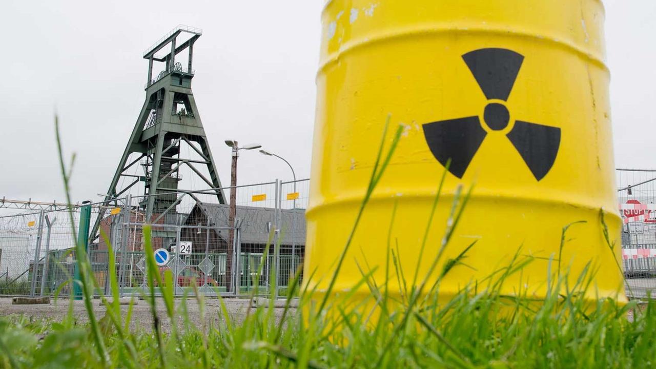 In Schacht Konrad in Salzgitter dürfen in rund 1200 Meter Tiefe 303 000 Kubikmeter Atommüll von geringer Wärmeentwicklung entsorgt werden. Es ist bislang das einzige Endlager in Deutschland.