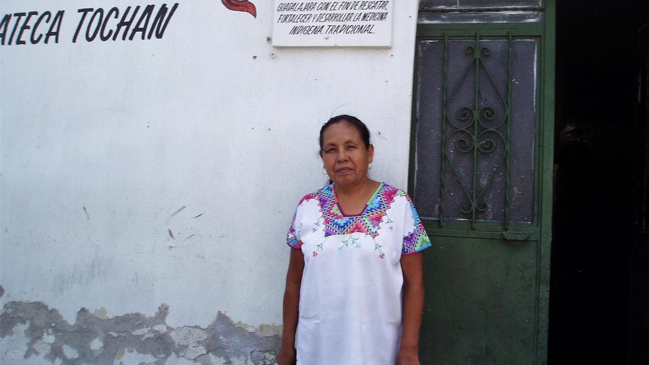 Marichuy vor ihrem Gesundheitszentrum