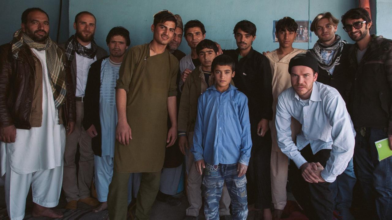 Gruppenbild des Künstlerkollektivs Costa Compagnie mit Afghanen.