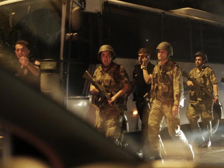 Türkische Sicherheitskräfte nehmen Polizisten fest.