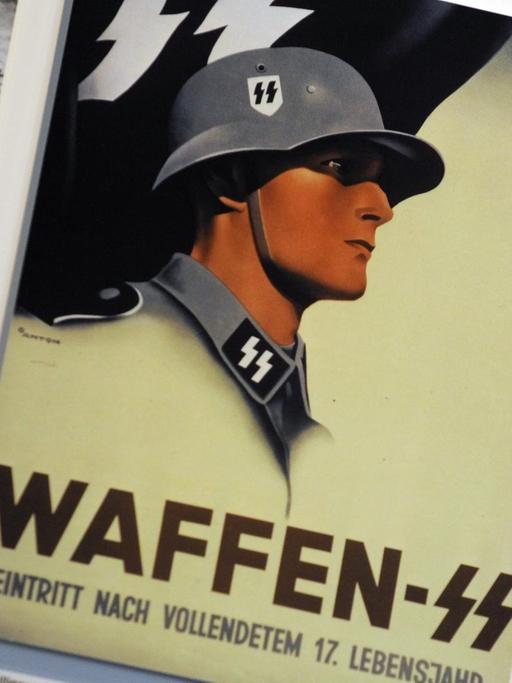 Ein Plakat der Waffen-SS in der Ausstellung des neuen NS-Dokumentationszentrums "Topographie des Terrors".