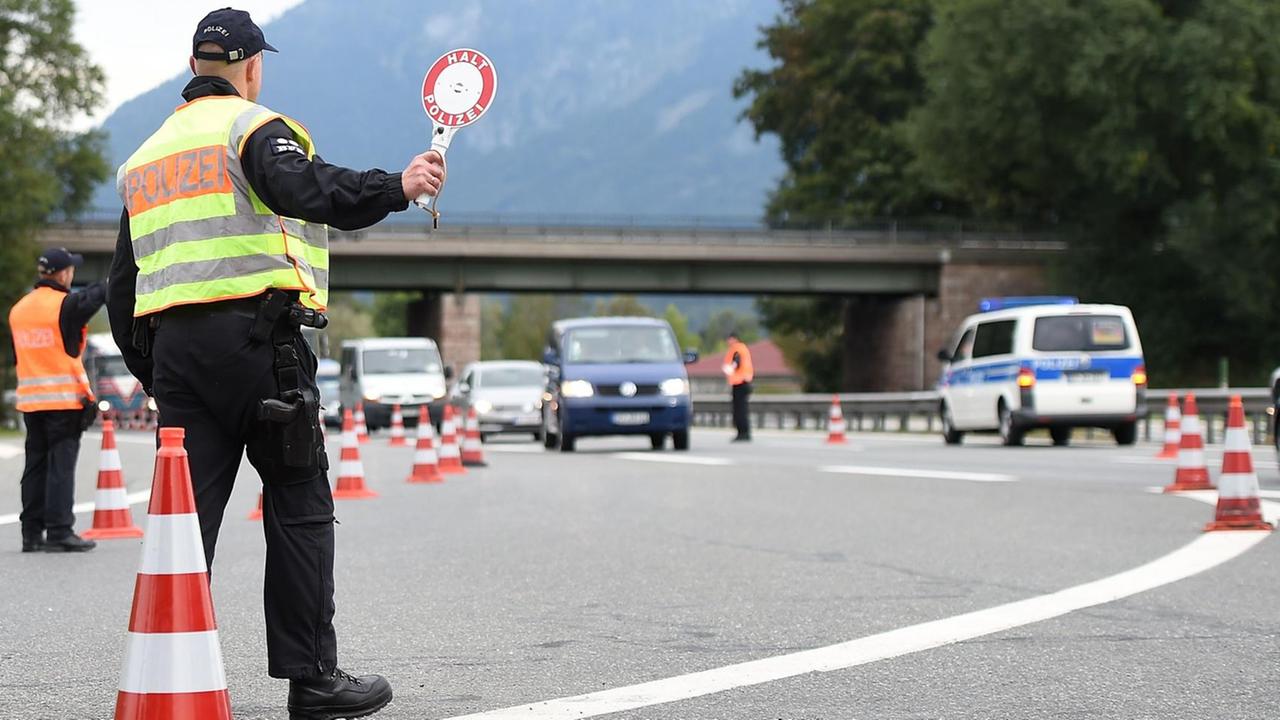 Bundespolizisten bei Grenzkontrollen an der deutsch-österreichischen Grenze