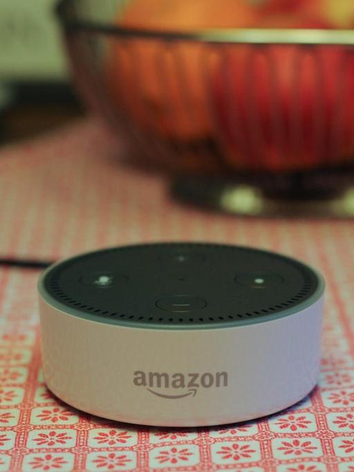 Der Amazon Echo Dot ist ein Lautsprecher, der auf den Namen "Alexa" hört und als Sprach-Schnittstelle zu Amazon-Produkten fungiert. Über den Amazon Echo Dot lassen sich Waren bestellen und Geräte im Haushalt steuern.