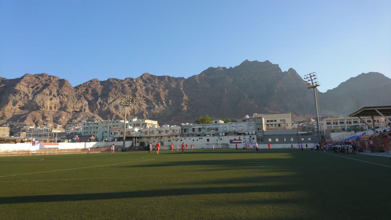Blick auf einen Fußballplatz im Jemen