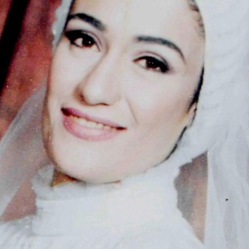 Porträt von El-Sherbini im Hochzeitskleid.