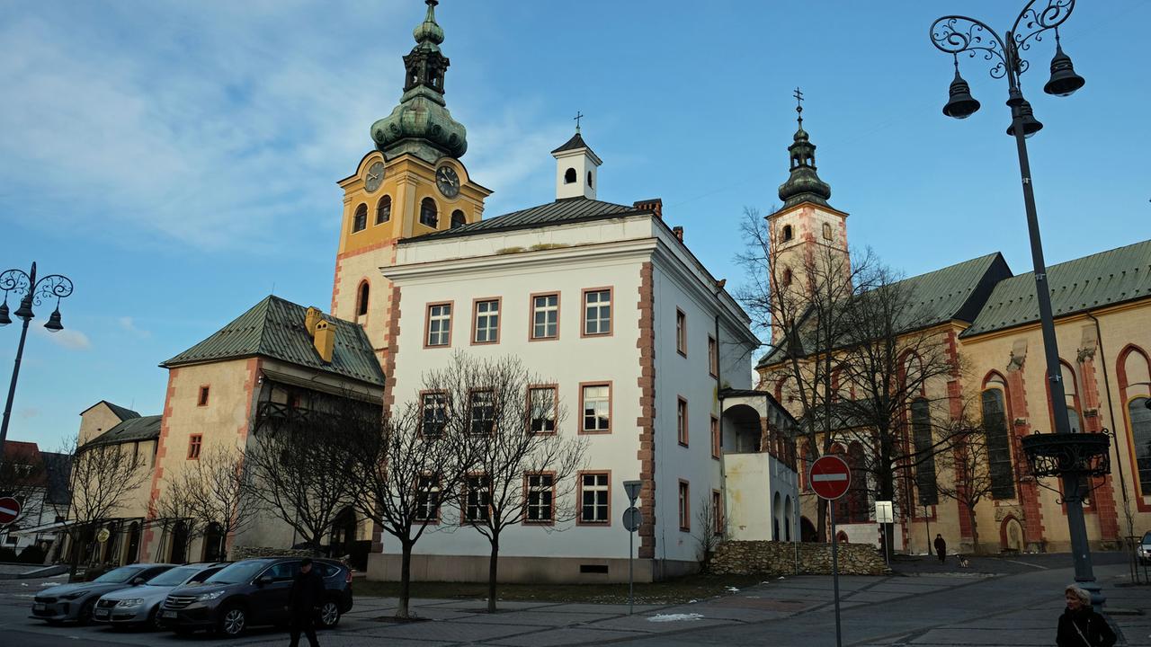 Die Altstadt von Banska Bystrica mit Marktplatz und Kirchturm.