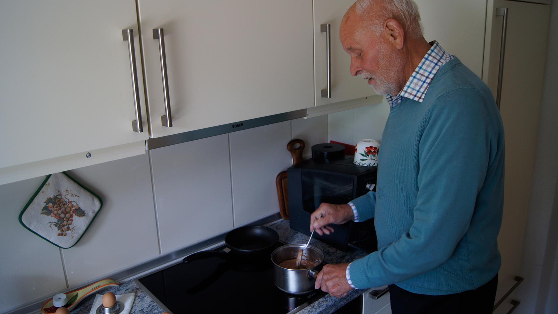 Der Witwer Dieter Wulff hat im späten Alter kochen gelernt.