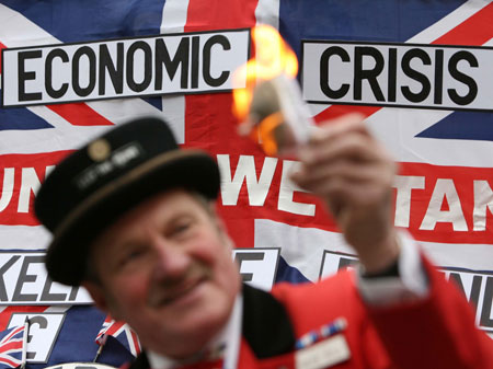 UKIP-Mitglied verbrennt Euro-Schein auf einer Anti-Euro-Demonstration in London