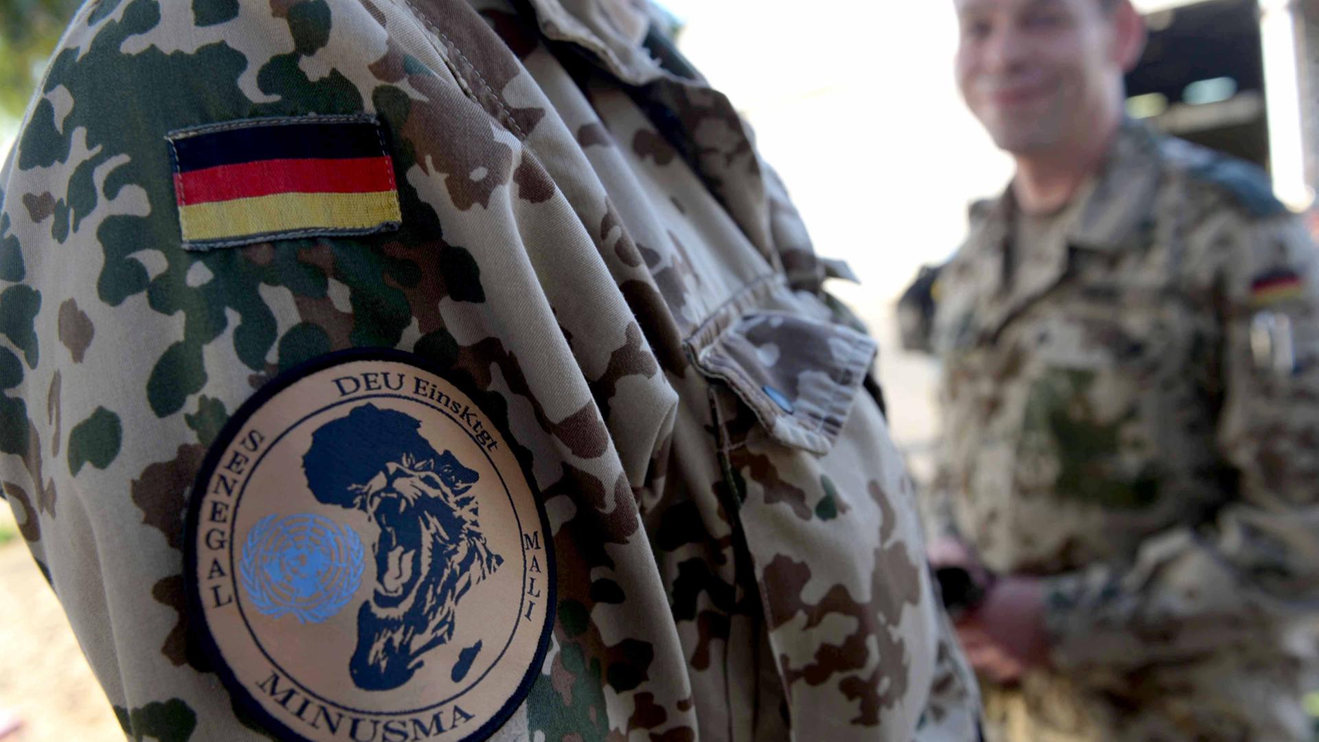 Zu sehen ist ein Arm eines Bundeswehrsoldaten mit dem Missions-Logo von MINUSMA, der Unterstützungsmission der Bundeswehr in Mali.