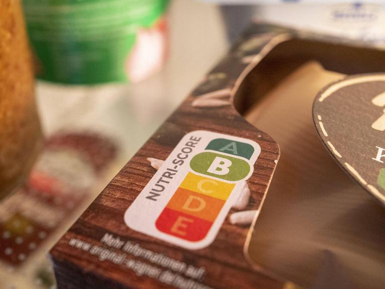 Auf einer Lebensmittelpackung ist die Lebensmittelampel aufgedruckt - mit dem Nutri-Score B.