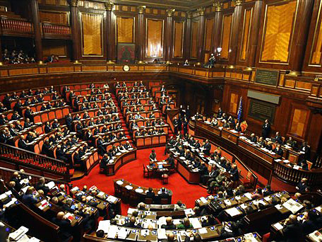 Der italienische Premierminister Silvio Berlusconi sprcht vor dem Senat in Rom.