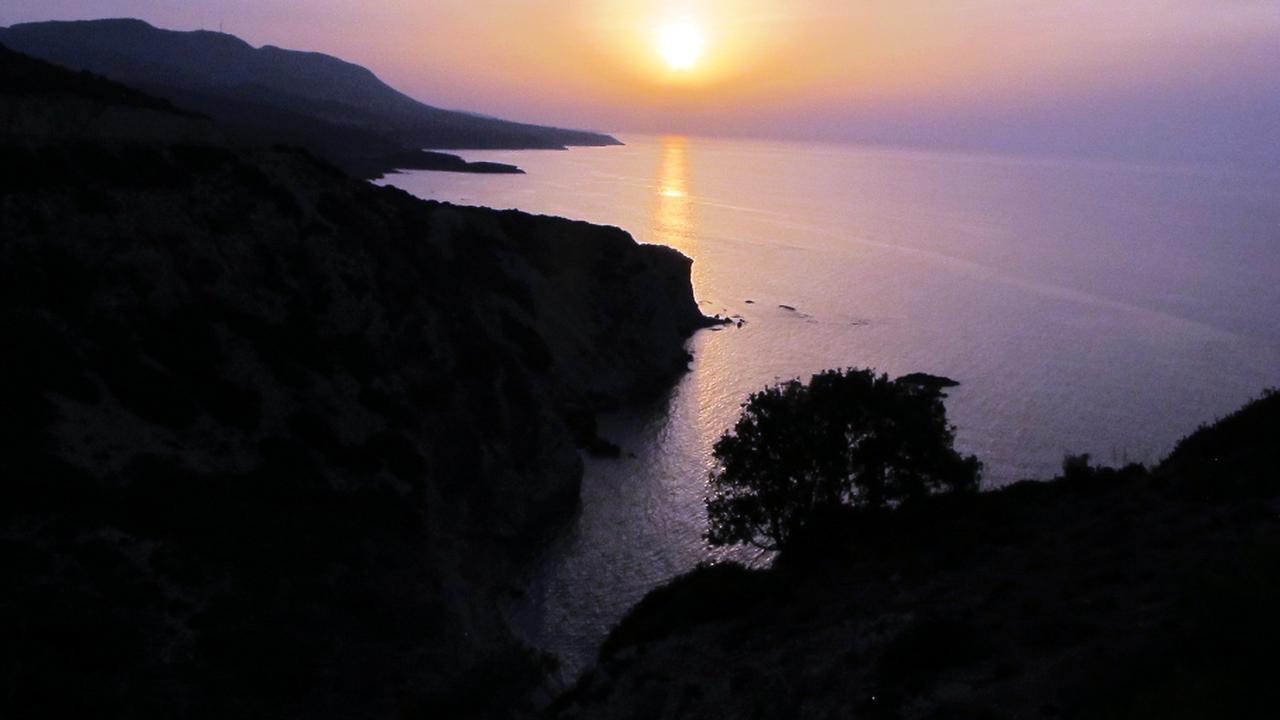 Stimmungsvoll geht die Sonne am 27.05.2014 bei Kyrenia (Girna) auf Zypern.