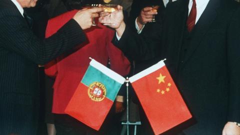 Der stellvertretende chinesische Außenminister Zhou Nan (r) und der portugiesische UN-Botschafter Rui Medina (l) prosten sich am 26. März 1987 in Peking nach der Unterzeichnung des Abkommens zu. Sie vereinbarten, daß Portugal seine Überseeprovinz Macao am 20. Dezember 1999 an die Volksrepublik China zurückgeben wird. |