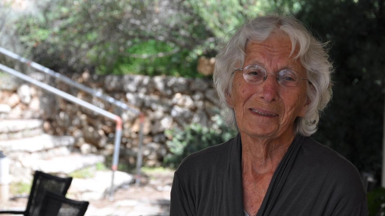Im Kibbutz Tsuba lebt die 88-jährige Ruth Keren. Sie hat graue Haare, lächelt, ist braun gebrant