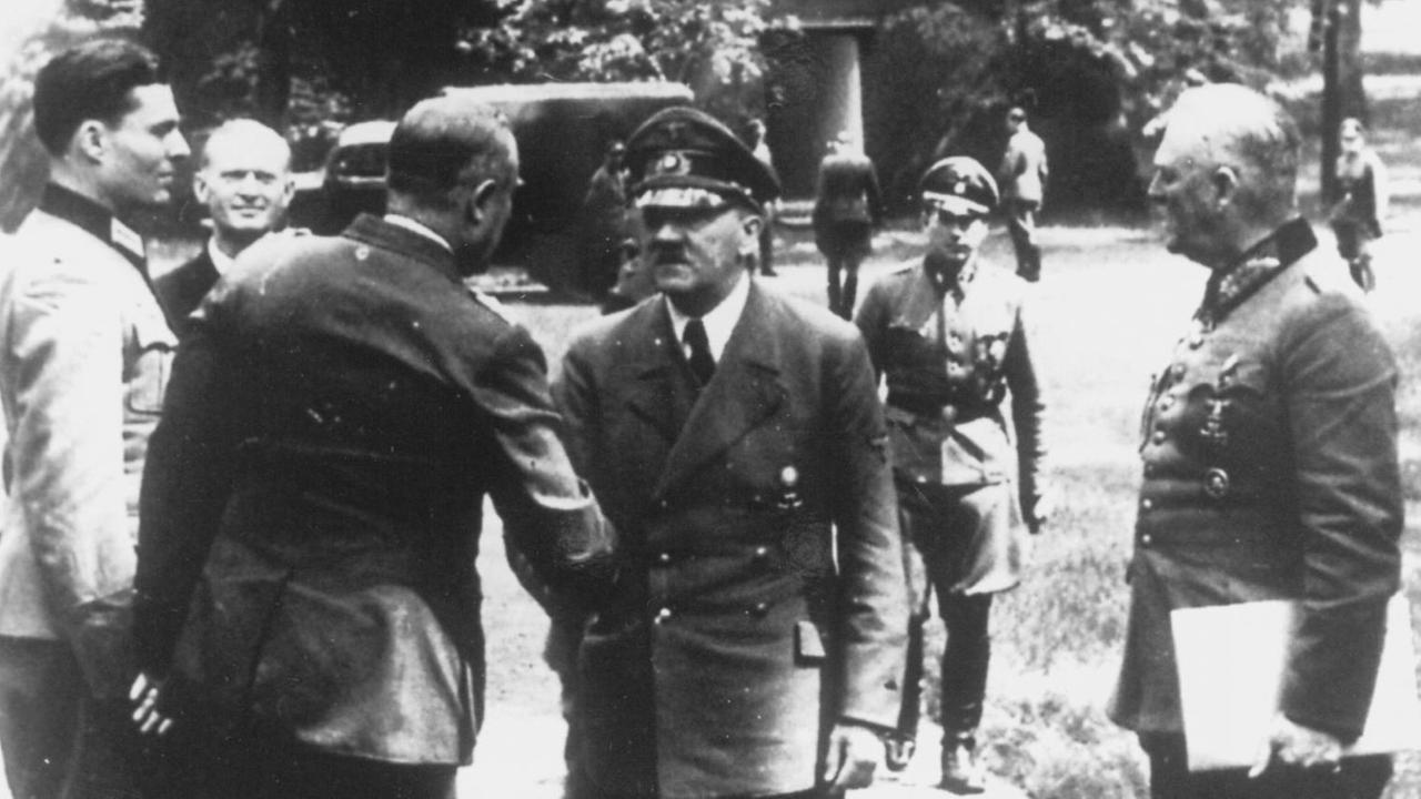 Führerhauptquartier "Wolfsschanze" in Ostpreussen, 15. Juli 1944: (V.l.n.r) Stauffenberg, General Fromm, Hitler, Generalfeldmarschall Keitel.
