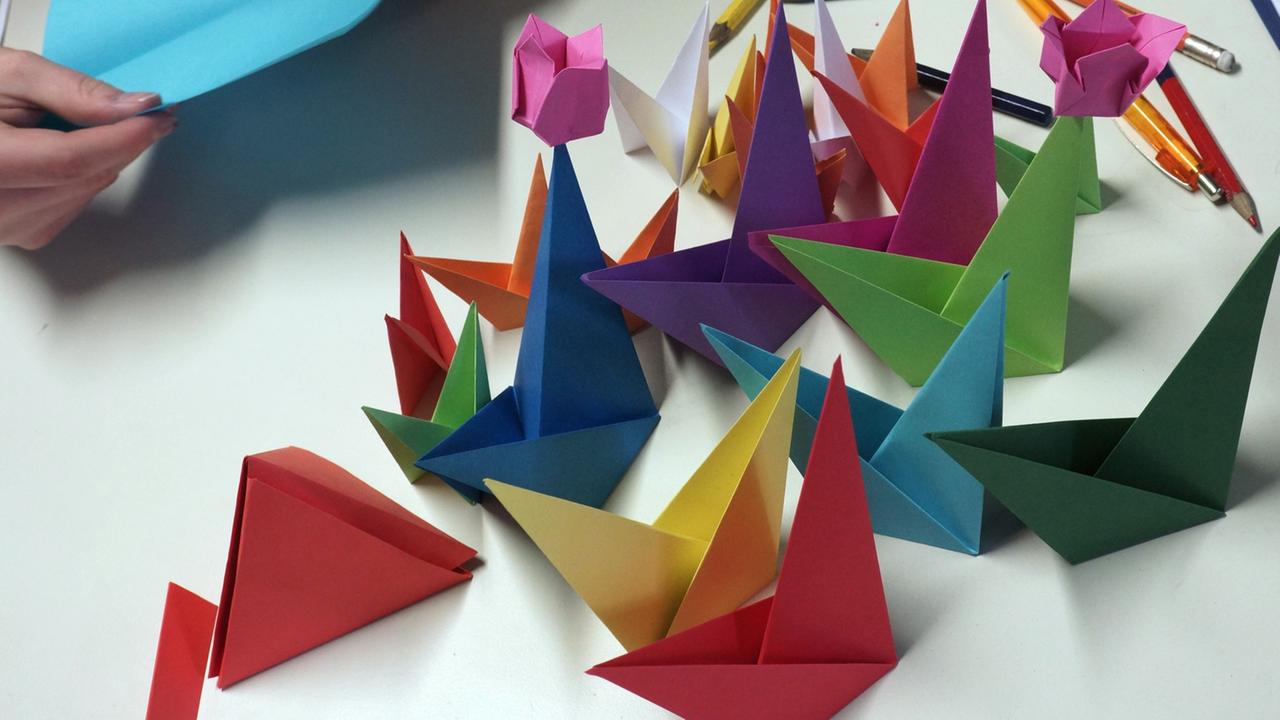 Zu Tieren gefaltete, bunte Origami-Bögen