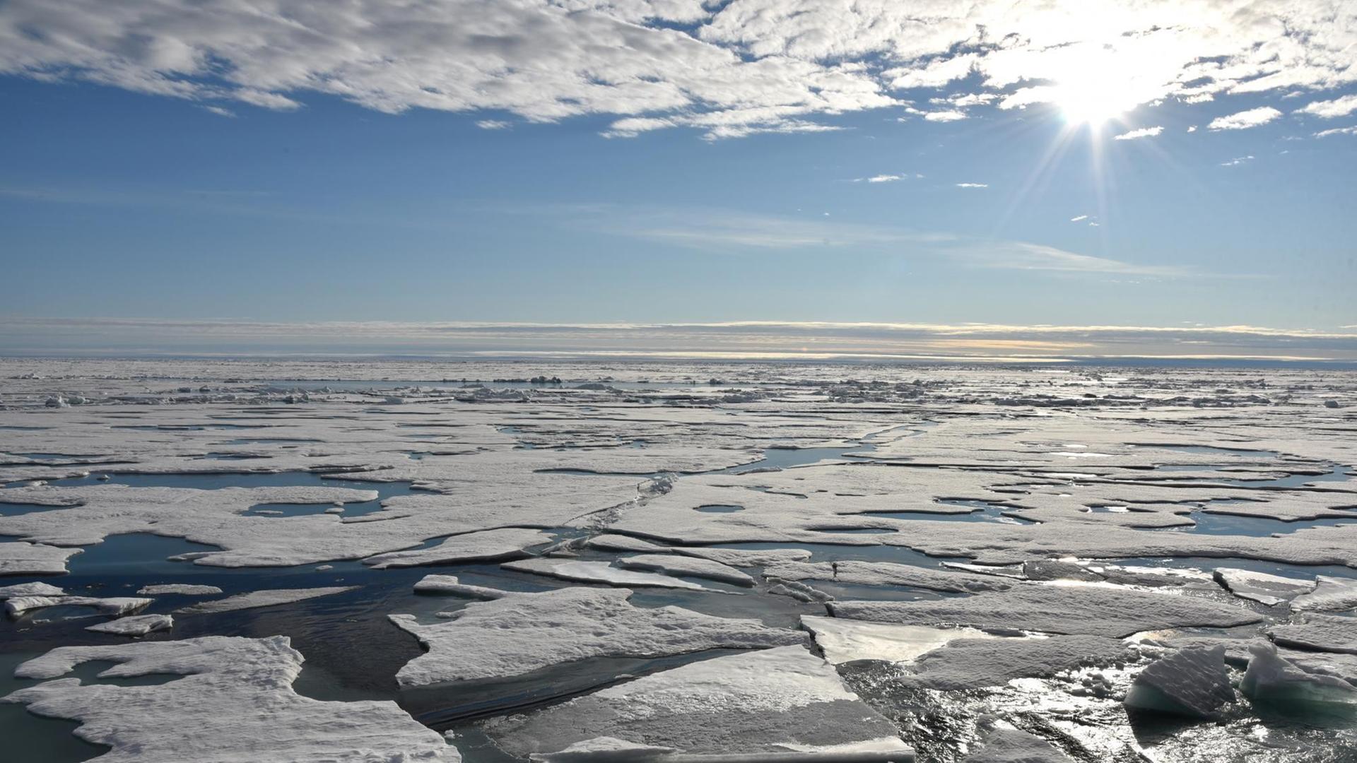 Die Eisdecke auf dem Arktischen Ozean am Nordpol
