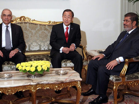 Ägyptens Präsident Mohammed Mursi (r.) bei einem Treffen mit UN-Generalsekretär Ban Ki-moon (m.) und dem ägyptischen Außenminister Kamel Amr am 21.11.2012, bei dem eine Lösung des Gazakonflikts gesucht werden soll.