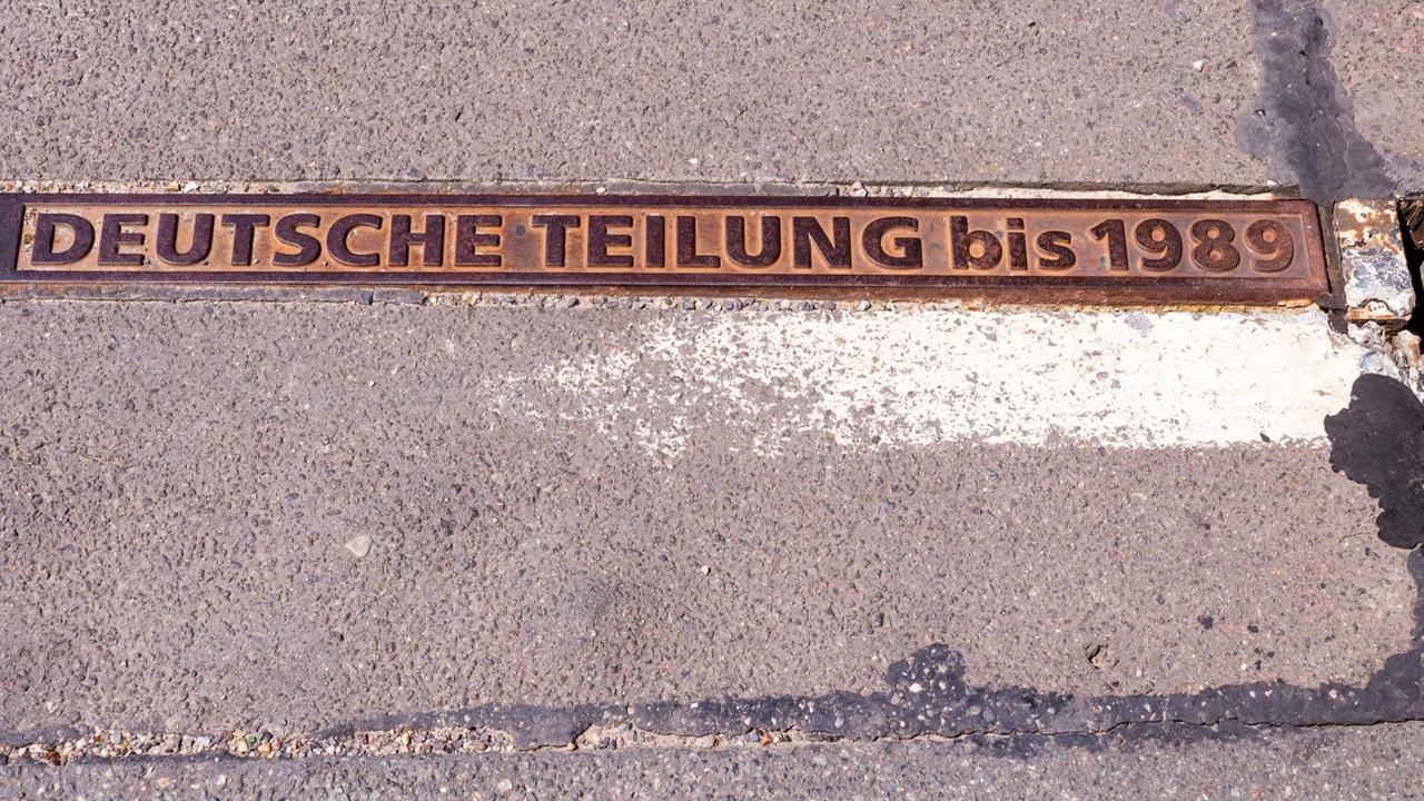 Markierung der Trennlinie zwischen Ost und West auf der Glienicker Brücke, die Berlin mit Brandenburg und deren Landeshauptstadt Potsdam verbindet.