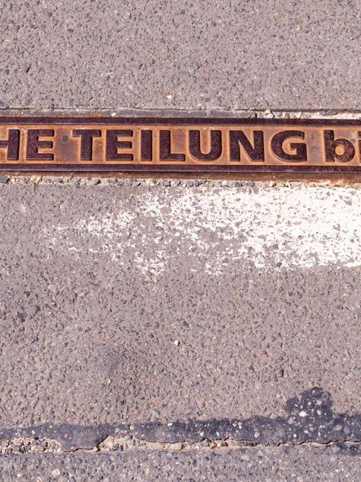Markierung der Trennlinie zwischen Ost und West auf der Glienicker Brücke, die Berlin mit Brandenburg und deren Landeshauptstadt Potsdam verbindet.