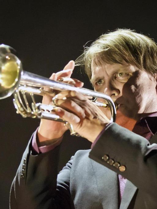 Sänger und Musiker Sven Regener spielt Trompete bei einem Konzert 