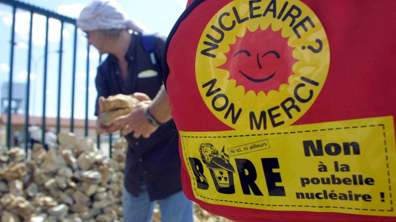Ein Demonstrant baut im Juli 2001 eine Mauer am Eingang zu dem im lothringischen Bure gelegenen unterirdischen Versuchslabor für die Lagerung von Atommüll.