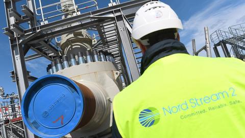10.07.2019, Mecklenburg-Vorpommern, Lubmin: Ein Arbeiter steht auf der Baustelle der Ostseepipeline Nord Stream 2 an der Molchempfangsstation. Durch die Pipeline soll zum Jahresende das erste russische Erdgas strömen. Die 1.200 Kilometer langen Gaspipeline soll jährlich rund 55 Milliarden Kubikmeter russisches Erdgas von Russland nach Deutschland transportieren. Foto: Stefan Sauer/dpa-Zentralbild/ZB | Verwendung weltweit