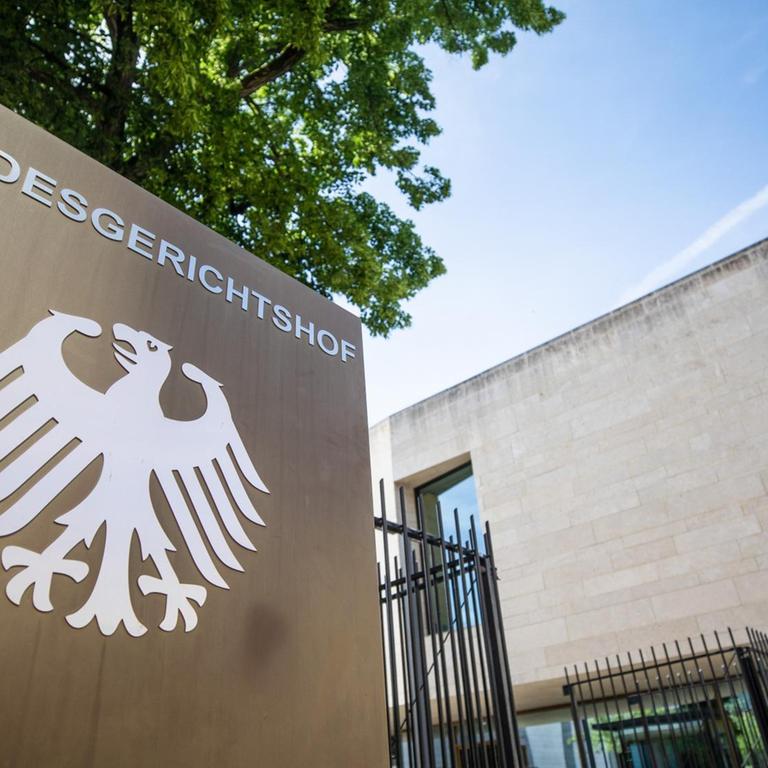 Ein Hinweisschild mit Bundesadler und dem Schriftzug Bundesgerichtshof (BGH) ist am Eingang des BGH zu sehen.