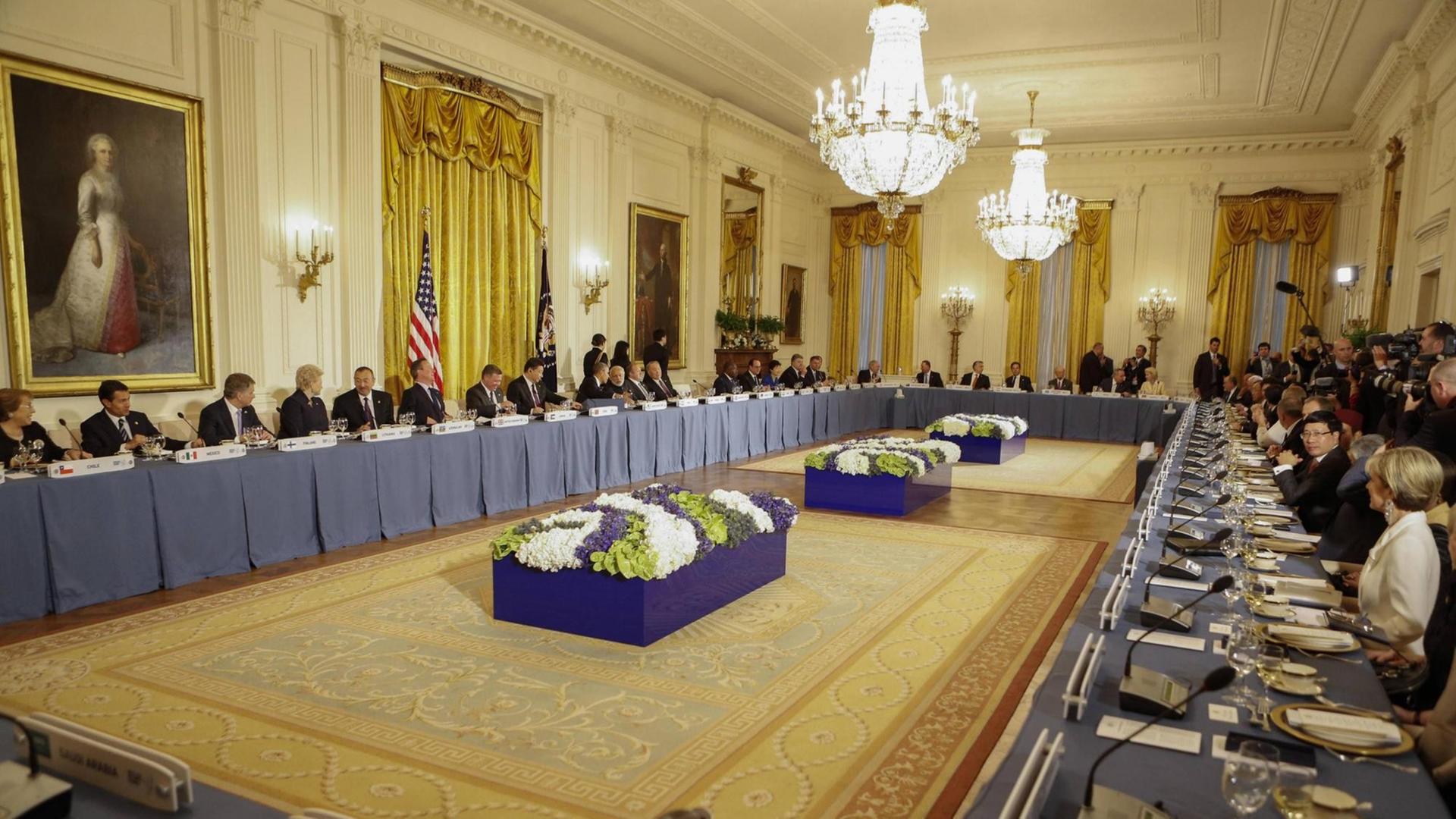 Ein großer Saal mit einem Tisch an dem Politiker beim Atomgipfel 2016 in Washington sitzen