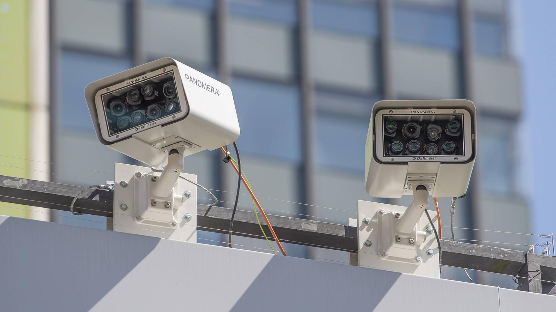 Die hochauflösenden Panomera-Kameras sind an der Brüstung des Berliner Europa-Centers befestigt und überwachen den Breitscheidplatz während des evangelischen Kirchentages und des DFB-Pokalfinales im Mai 2017. Die hochauflösenden Panomera-Kameras sind an der Brüstung des Berliner Europa-Centers befestigt und überwachen den Breitscheidplatz während des evangelischen Kirchentages und des DFB-Pokalfinales im Mai 2017.