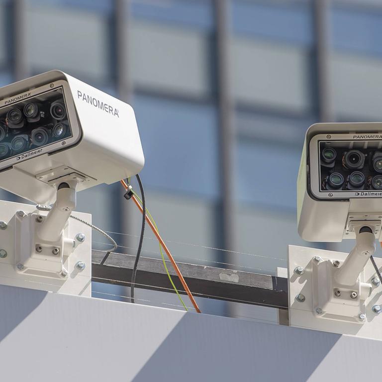 Die hochauflösenden Panomera-Kameras sind an der Brüstung des Berliner Europa-Centers befestigt und überwachen den Breitscheidplatz während des evangelischen Kirchentages und des DFB-Pokalfinales im Mai 2017.