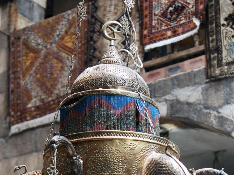 In einem Antiquitätengeschäft in der Altstadt von Damaskus hängt ein osmanischer Kronleuchter, wie er zu Zeiten der osmanischen Besetzung benutzt wurde