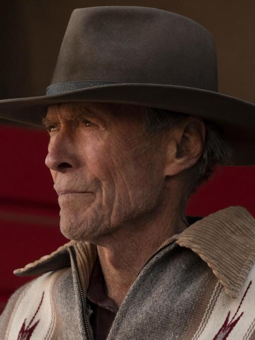Szenenbild aus "Cry Macho": Hauptdarsteller Clint Eastwood trägt Cowboyhut und schaut ernst in die Ferne.