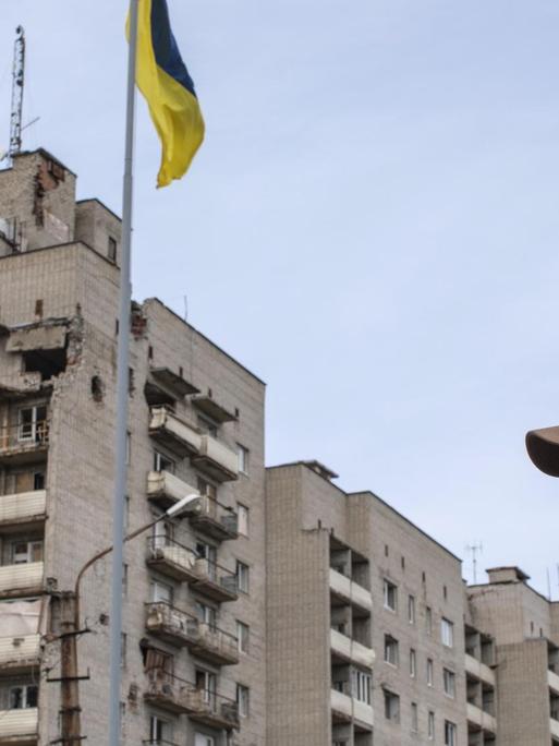Der ukrainische Brigade-Kommandeur Maxim Hryhorovych vor einem zerstörten Haus in der Stadt Avdiivka - nahe der Frontlinie.