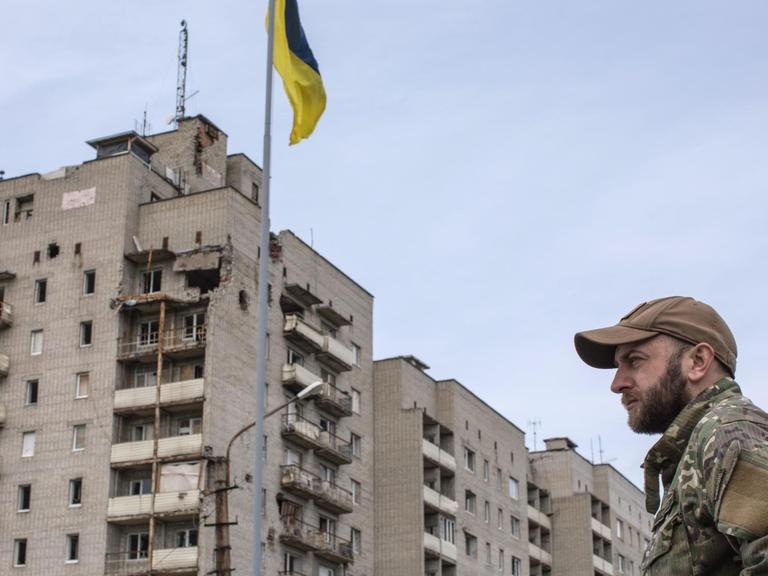 Der ukrainische Brigade-Kommandeur Maxim Hryhorovych vor einem zerstörten Haus in der Stadt Avdiivka - nahe der Frontlinie.